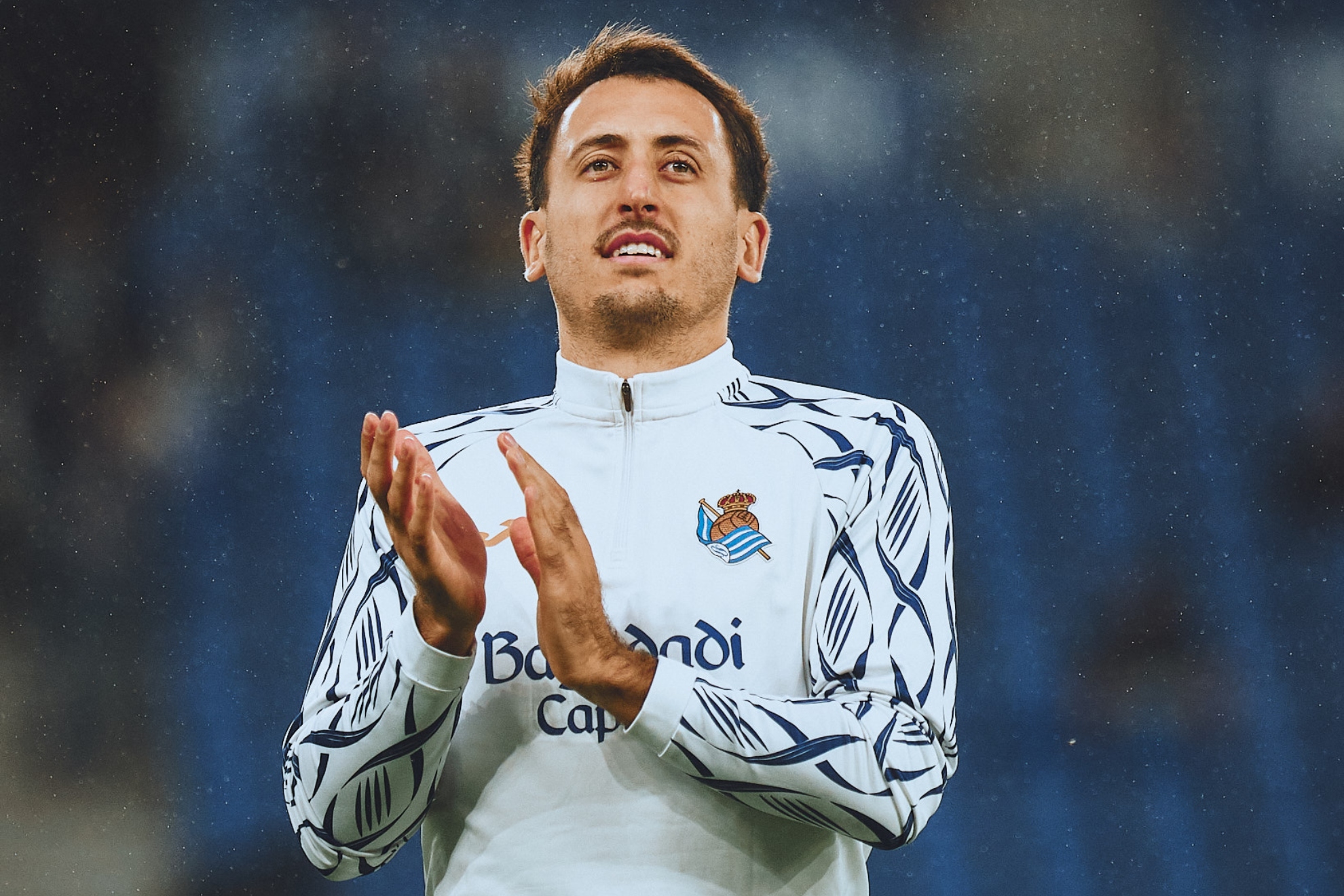 Oyarzabal aplaude a la afición de Anoeta, durante el calentamiento previo al Real-Levante. Real Sociedad