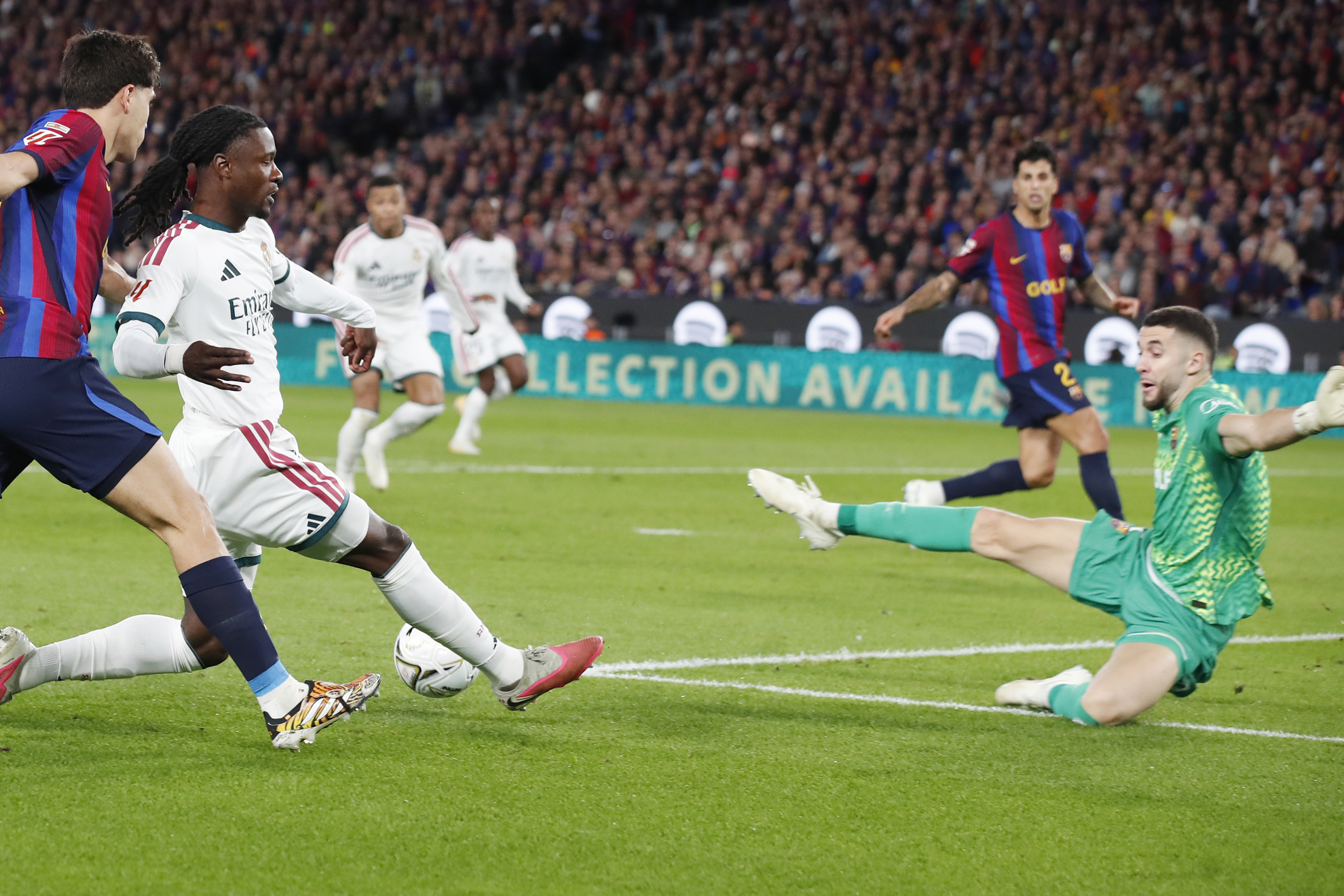 Camavinga, tras superar a Cubarsí, da el pase de gol para que Mbappé marque a placer el 1-2. F. Adelantado