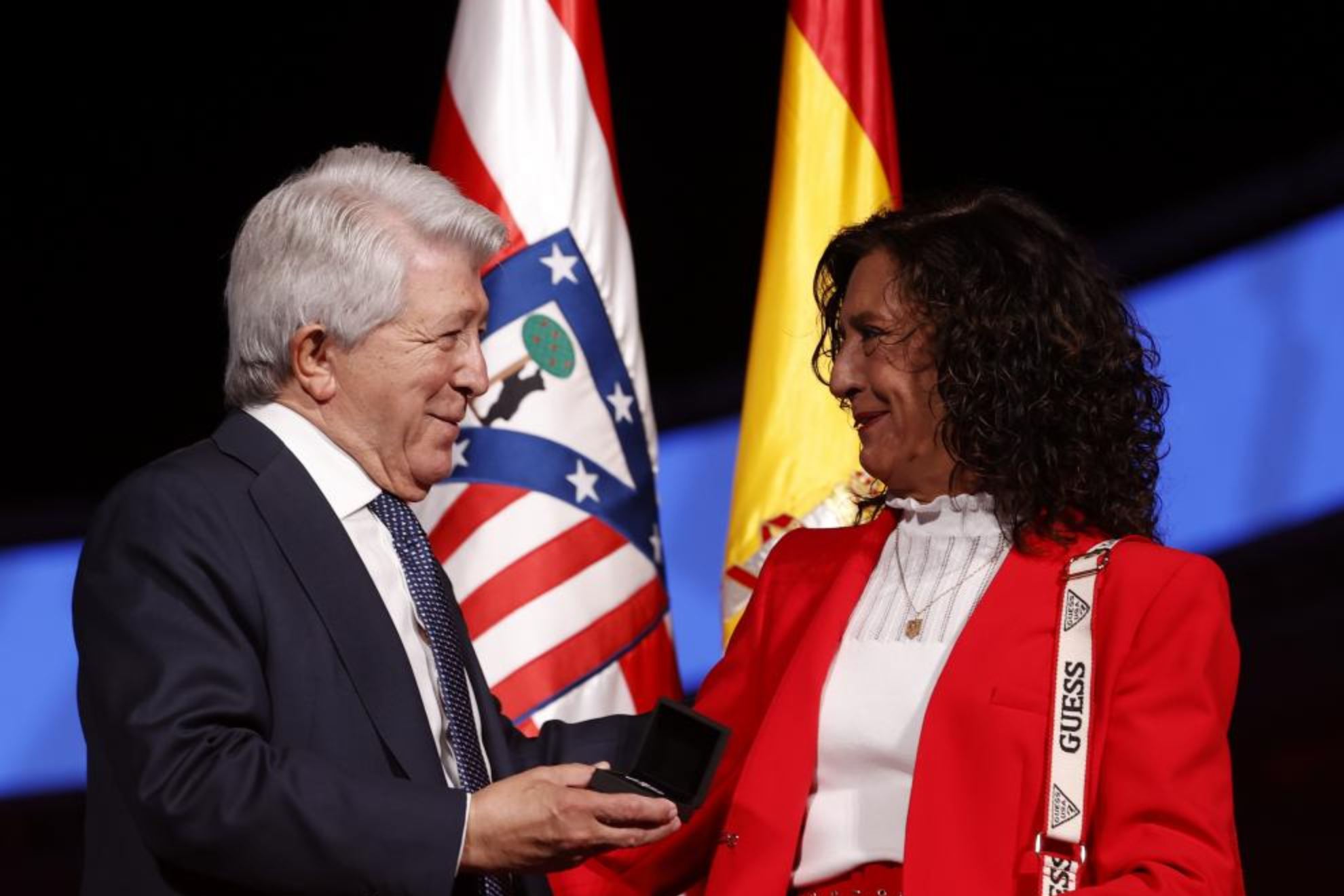 Cerezo, en la entrega de las insignias a los socios más veteranos.