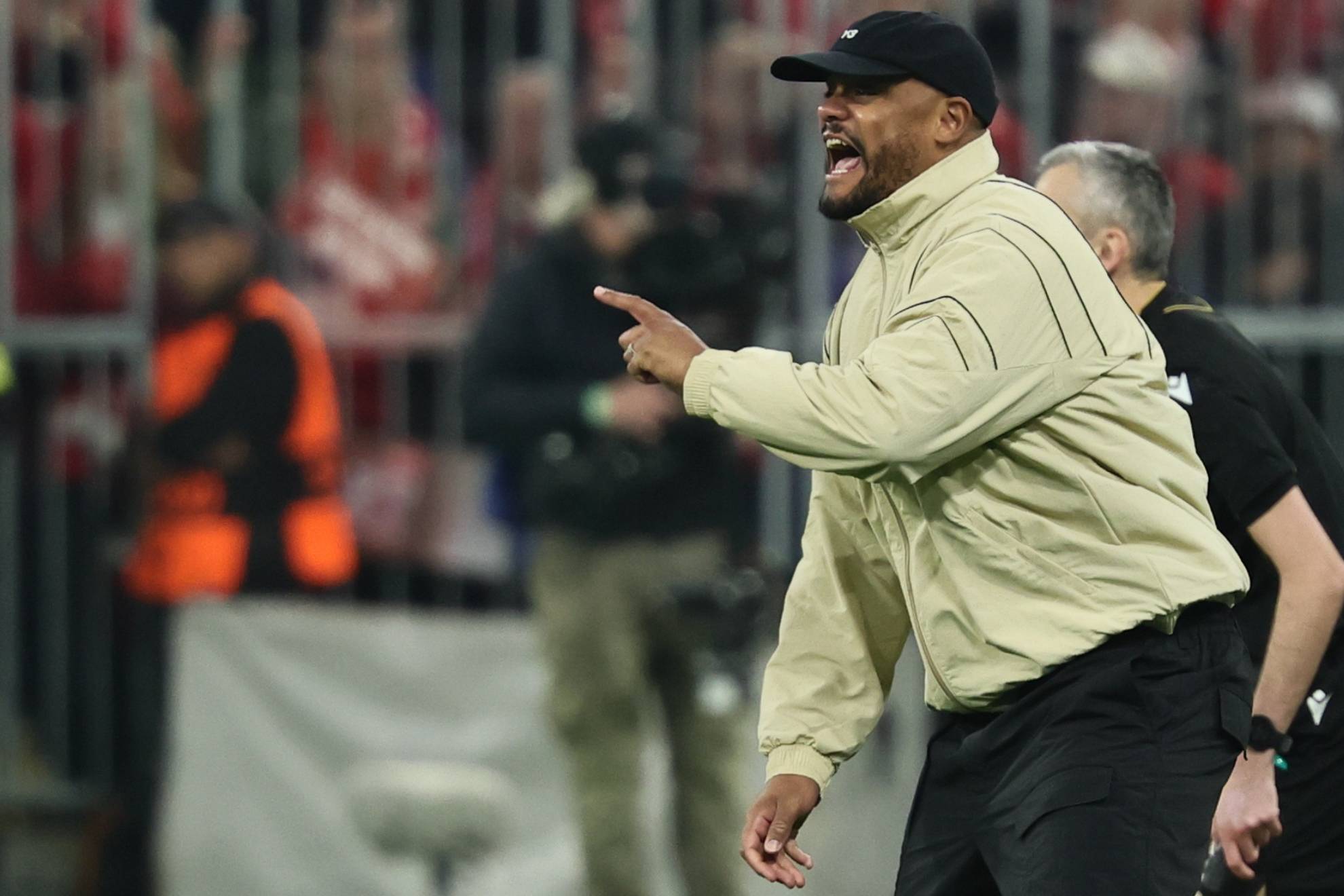 Vincent Kompany da instrucciones a sus futbolistas en un partido del Bayern.
