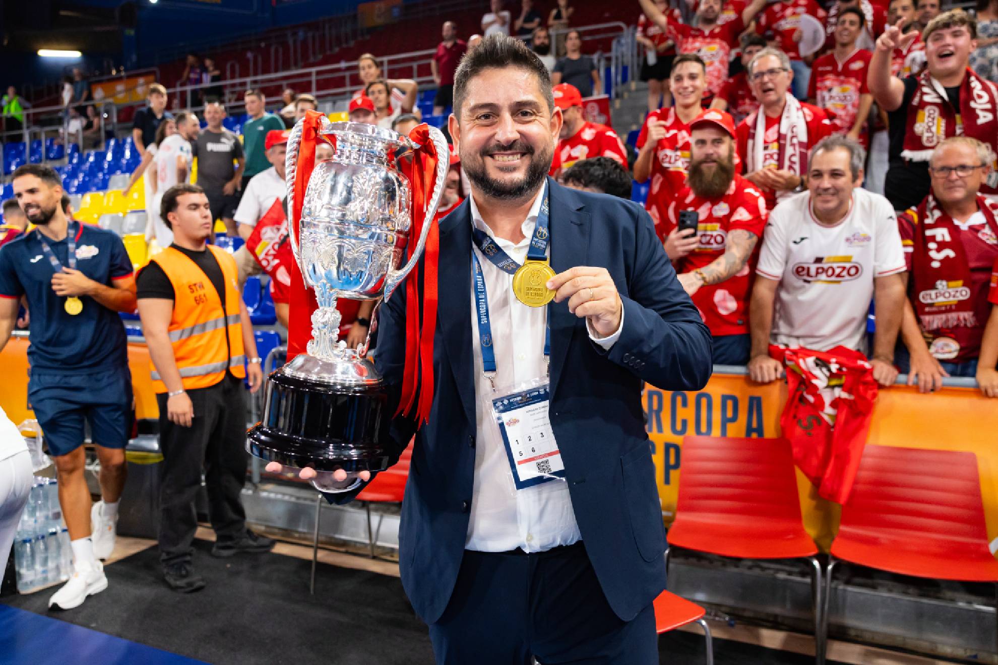 Josan González celebra la Supercopa ganada en el Palau Blaugrana al Barcelona RFEF