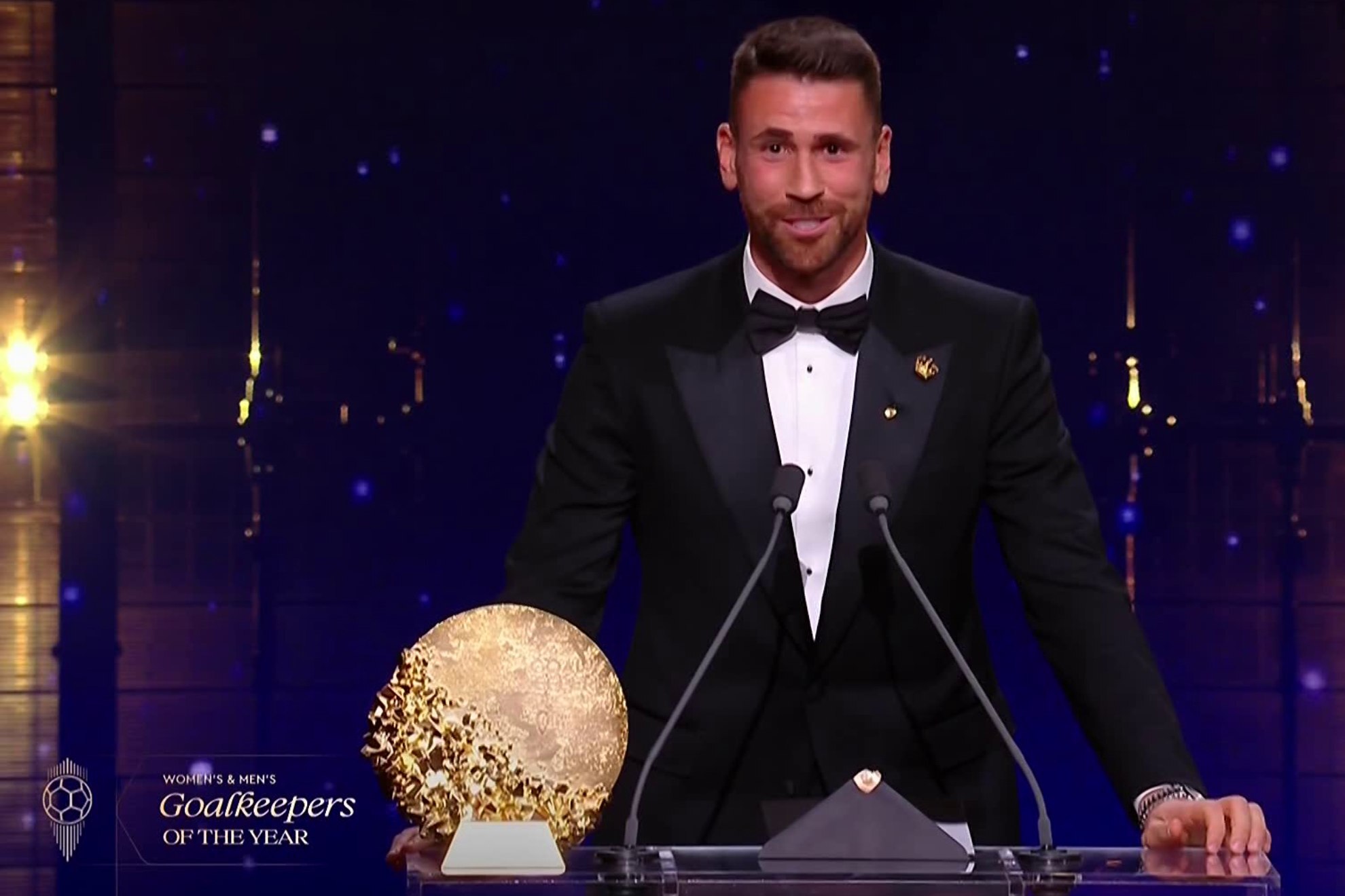 Unai Simón levanta el trofeo a mejor portero del mundo.