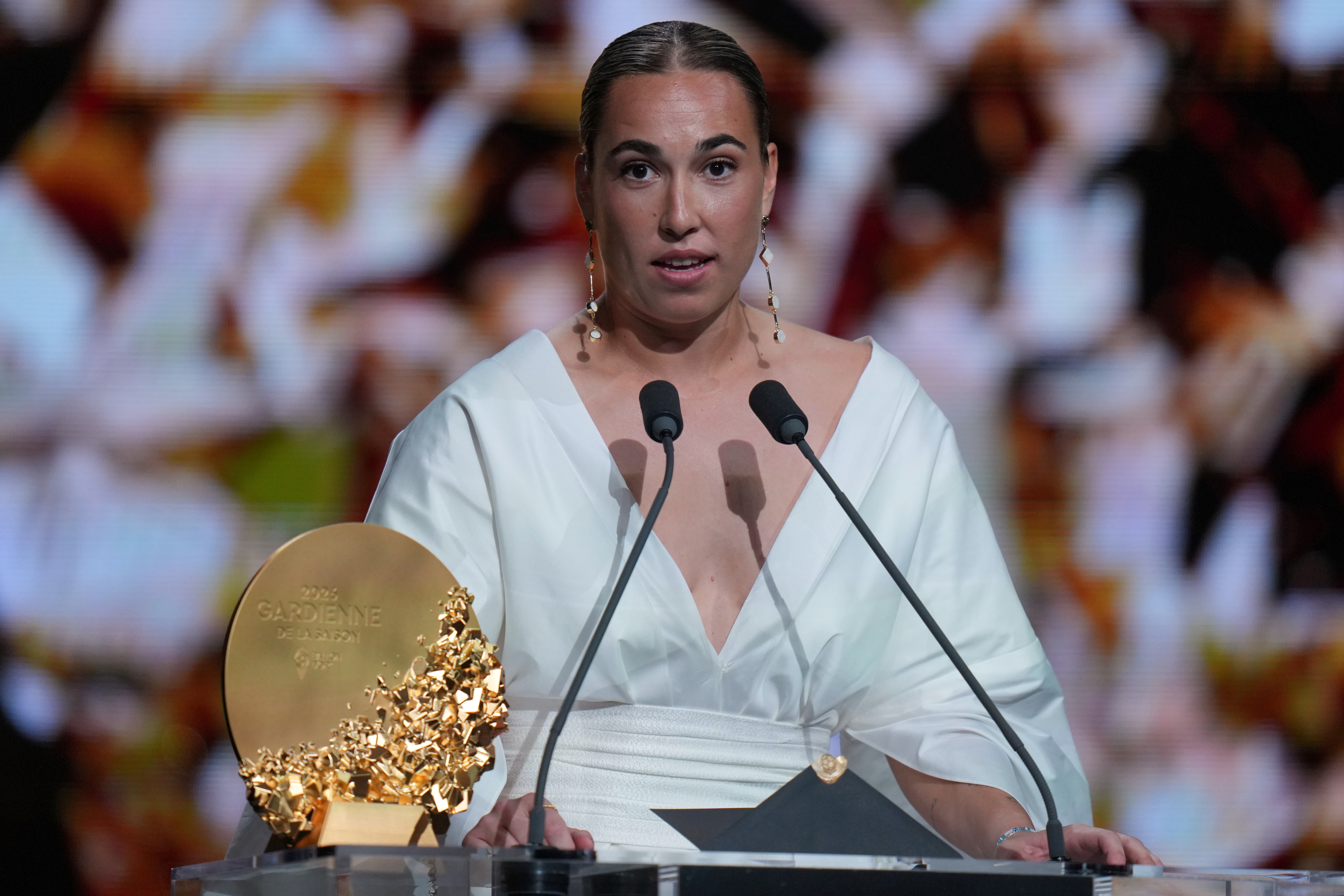 Cata Coll recibiendo su premio a mejor guardameta en la Gala del Balón de Oro LaPresse