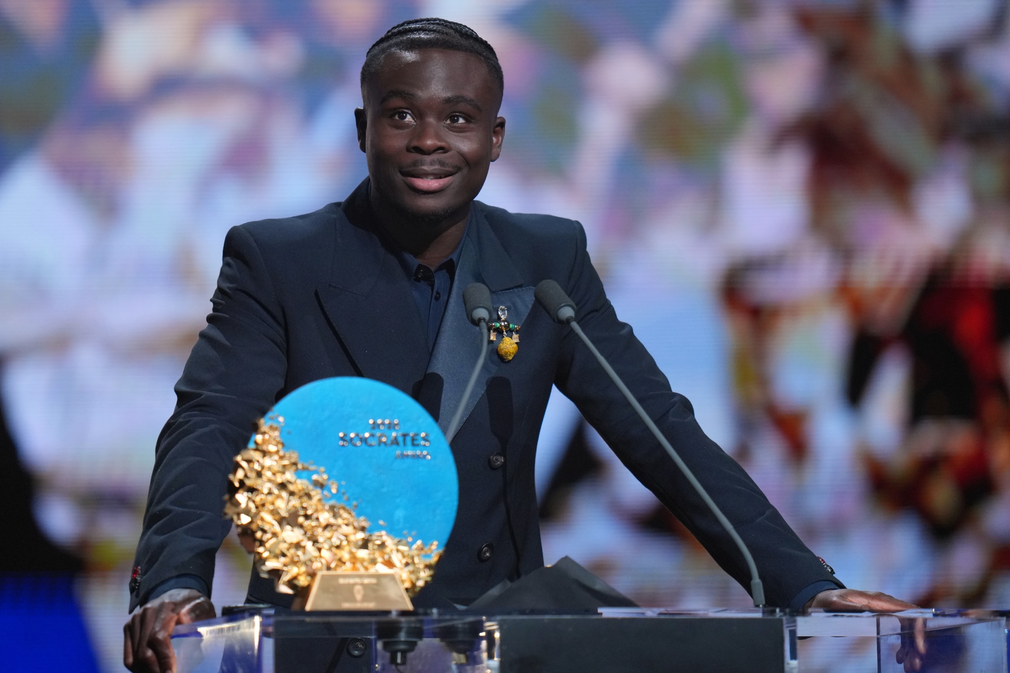 Bukayo Saka y su Trofeo Sócrates. LaPresse