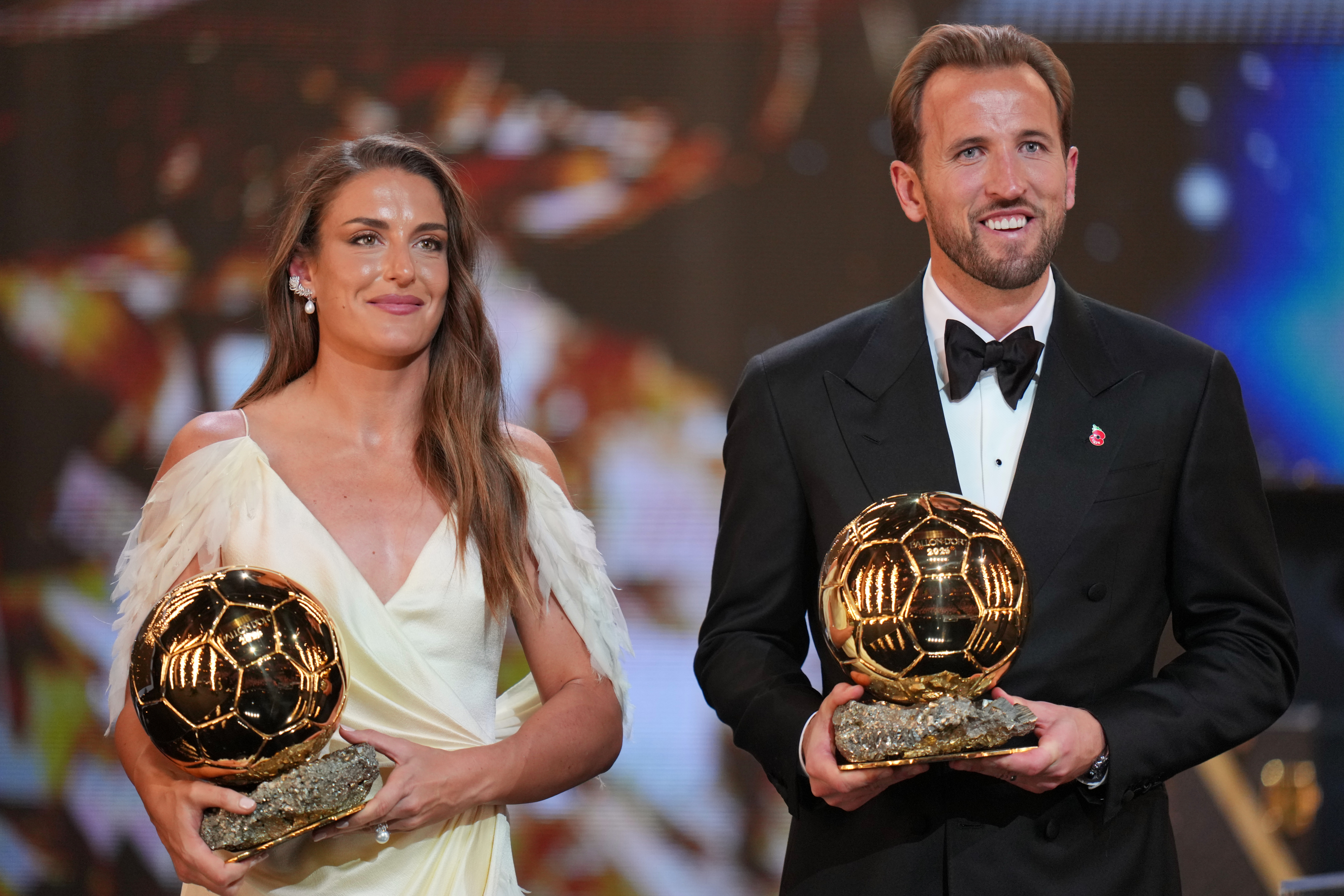 Alexia Putellas y Harry Kane, con los trofeos que ganaron en la gala del Balón de Oro. Lapresse