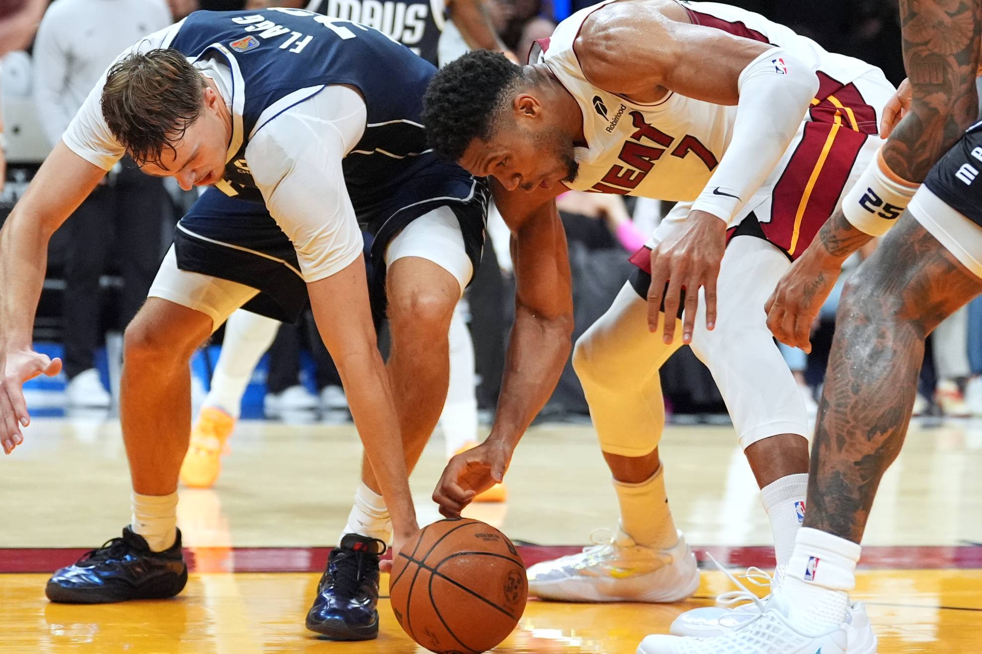 Los Mavericks de Cooper Flagg dan otro disgusto a Antetokounmpo AP Photo/Rebecca Blackwell