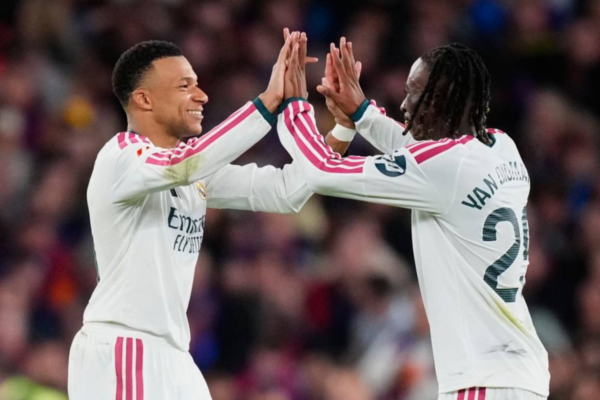 Diomande felicita a Mbappé tras uno de los goles en el Camp Nou. AP