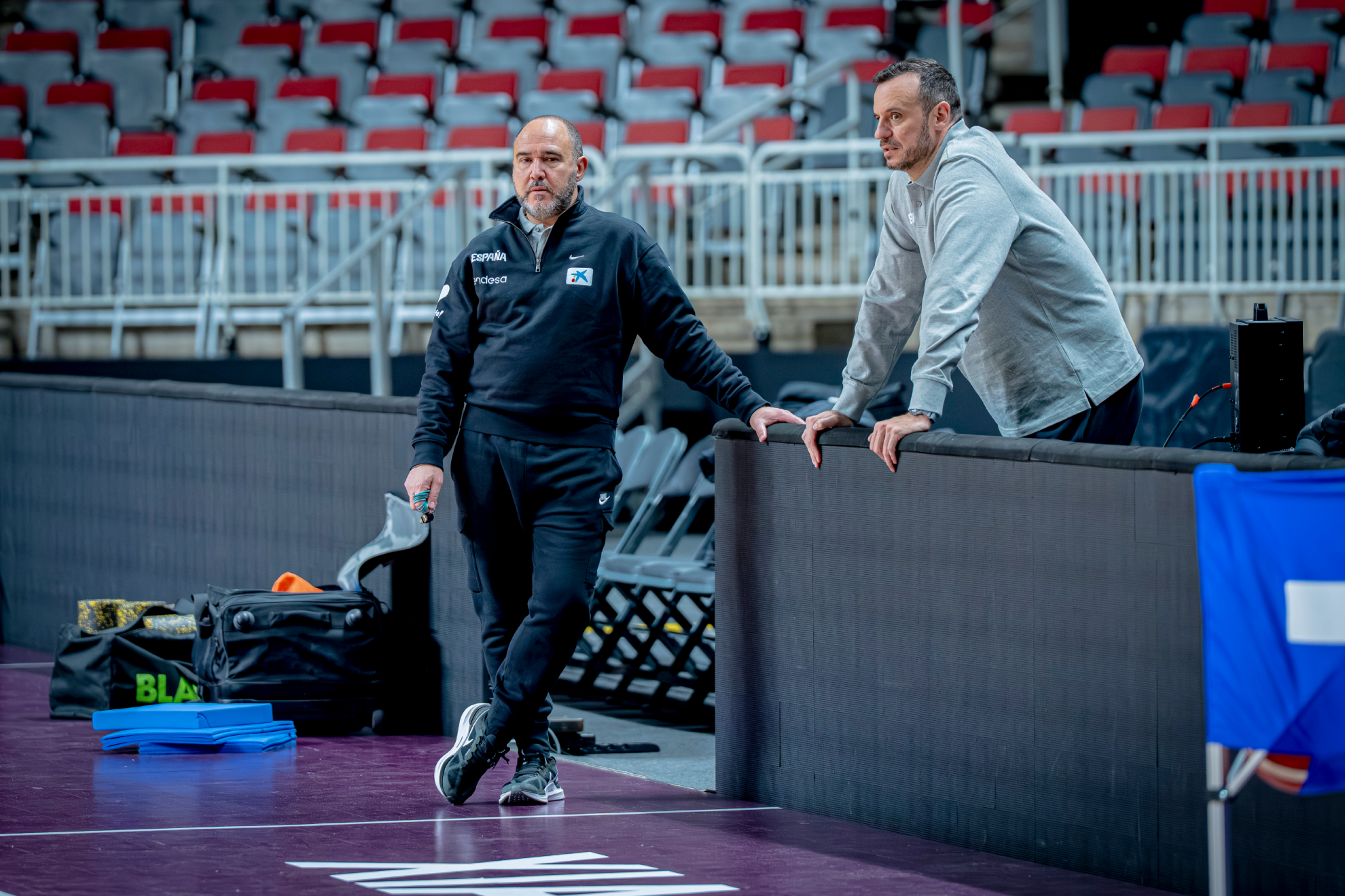 Carlos Jiménez habla con Chus Mateo en un entrenamiento de la selección. FEB