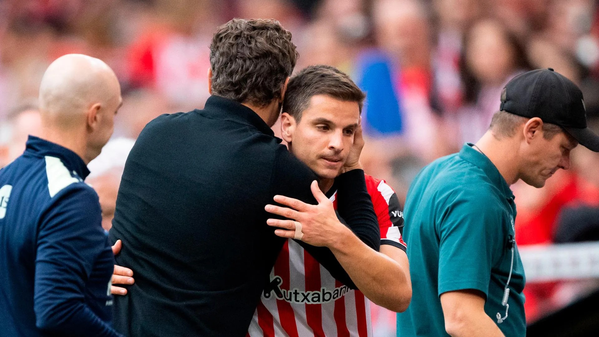 Terzic saluda a Galarreta nada más sustituirlo por su lesión. Athletic Club