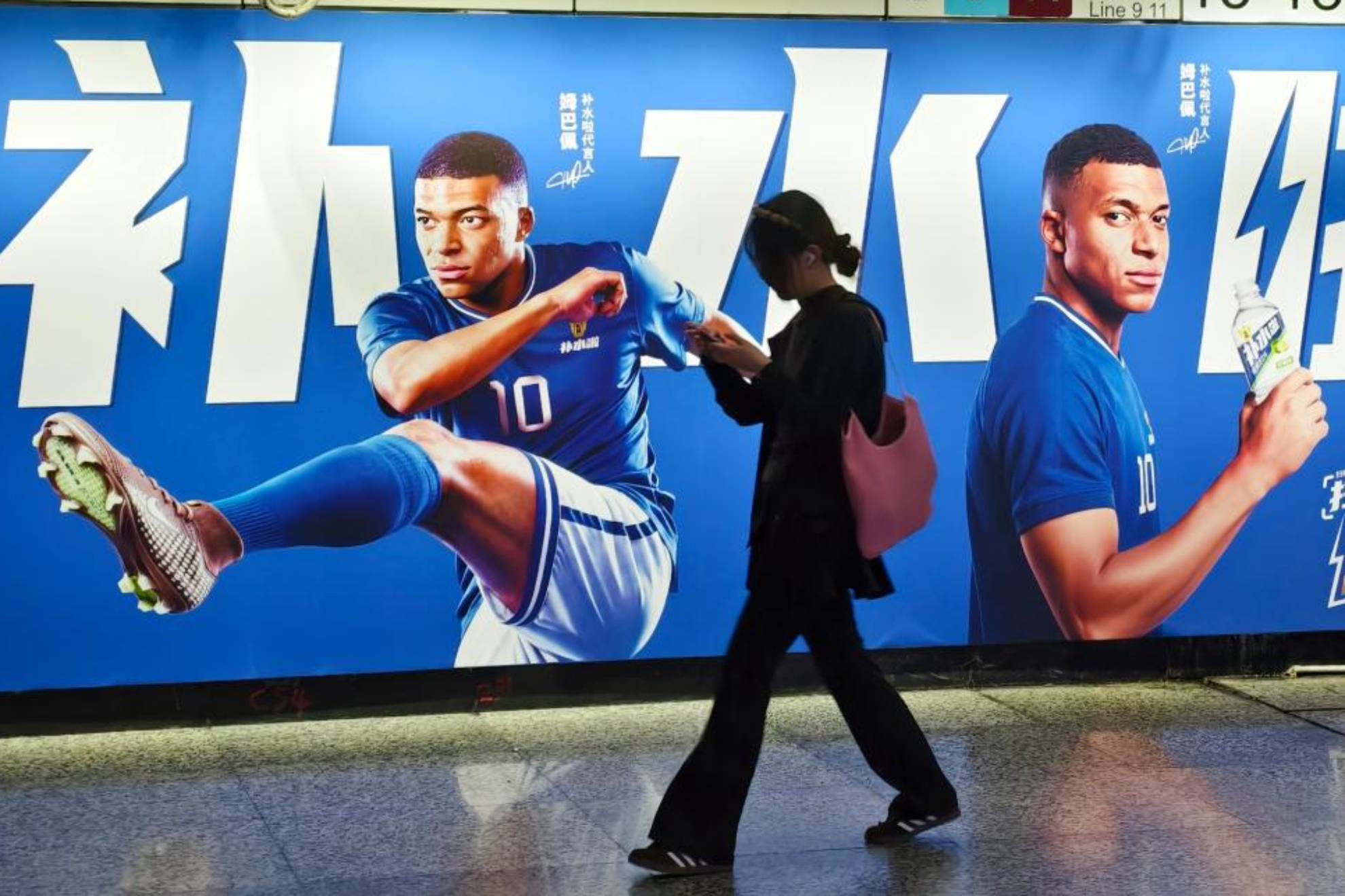 Mbappé anuncia una marcha china en el metro de Shanghai. AP