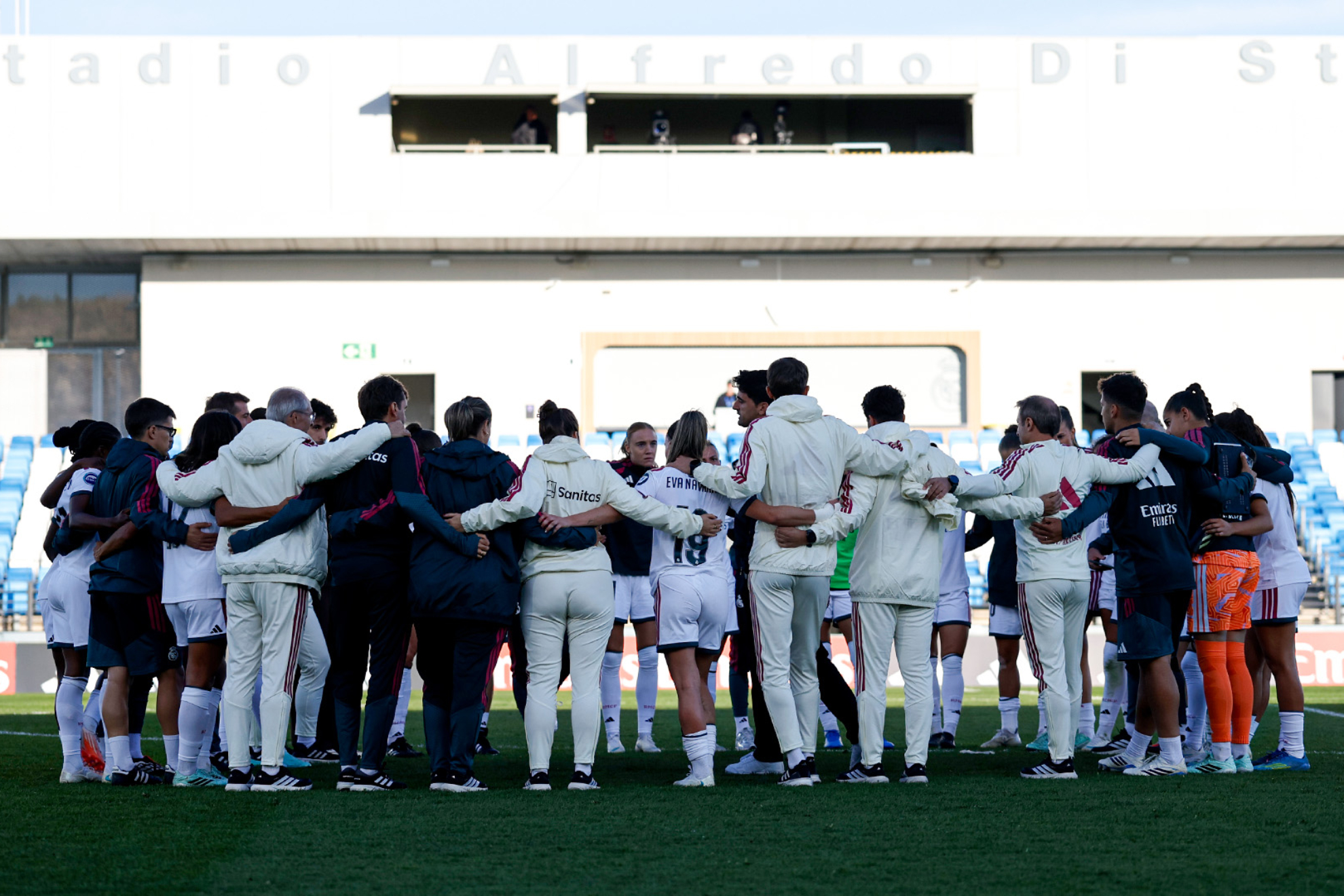 Jugadoras y cuerpo técnico del Real Madrid hacen piña tras un partido en el Di Stéfano. Real Madrid