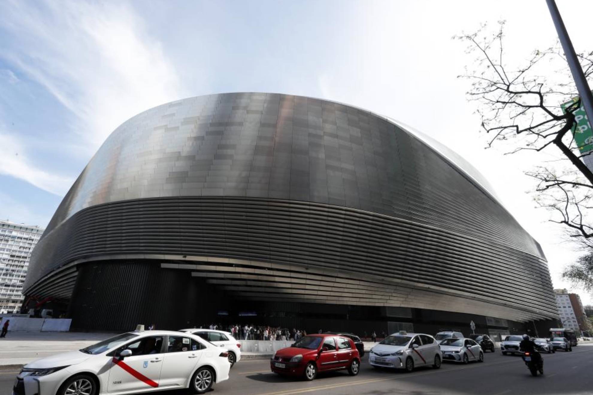 La fachada del Santiago Bernabéu en la calle Concha Espina. LUIS GABRIEL