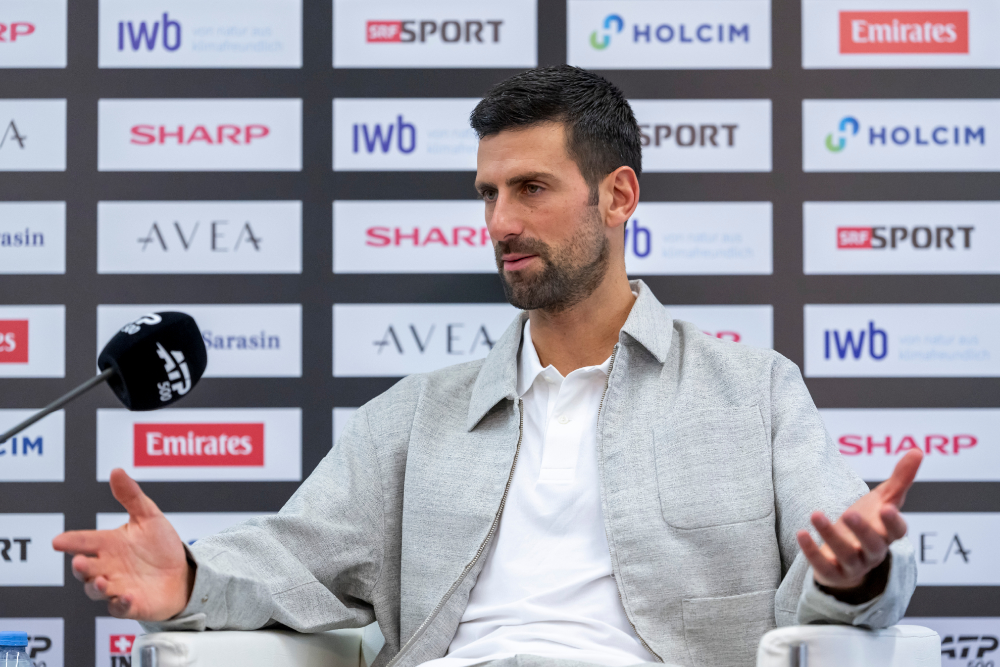 Novak Djokovic durante su rueda de prensa de hoy previa a su debut en Basilea. EFE