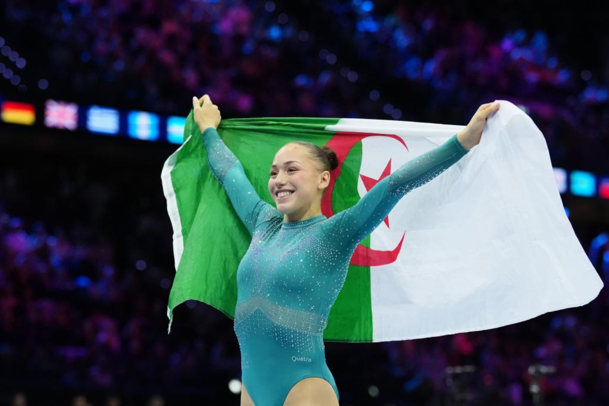 Kaylia Nemour (19) posa con la bandera de Argelia en los Mundiales LAPRESSE