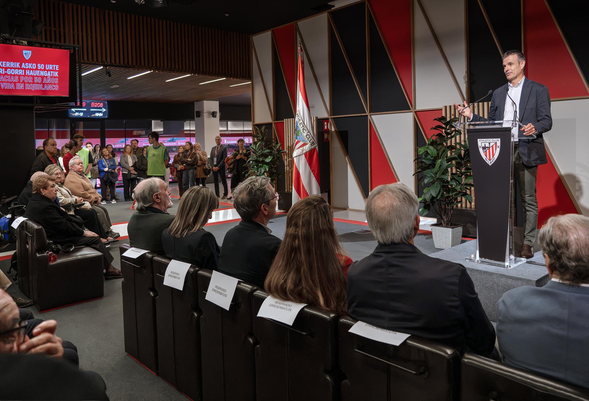 Uriarte se dirige a los socios en un homenaje por fidelidad al club. Athletic Club