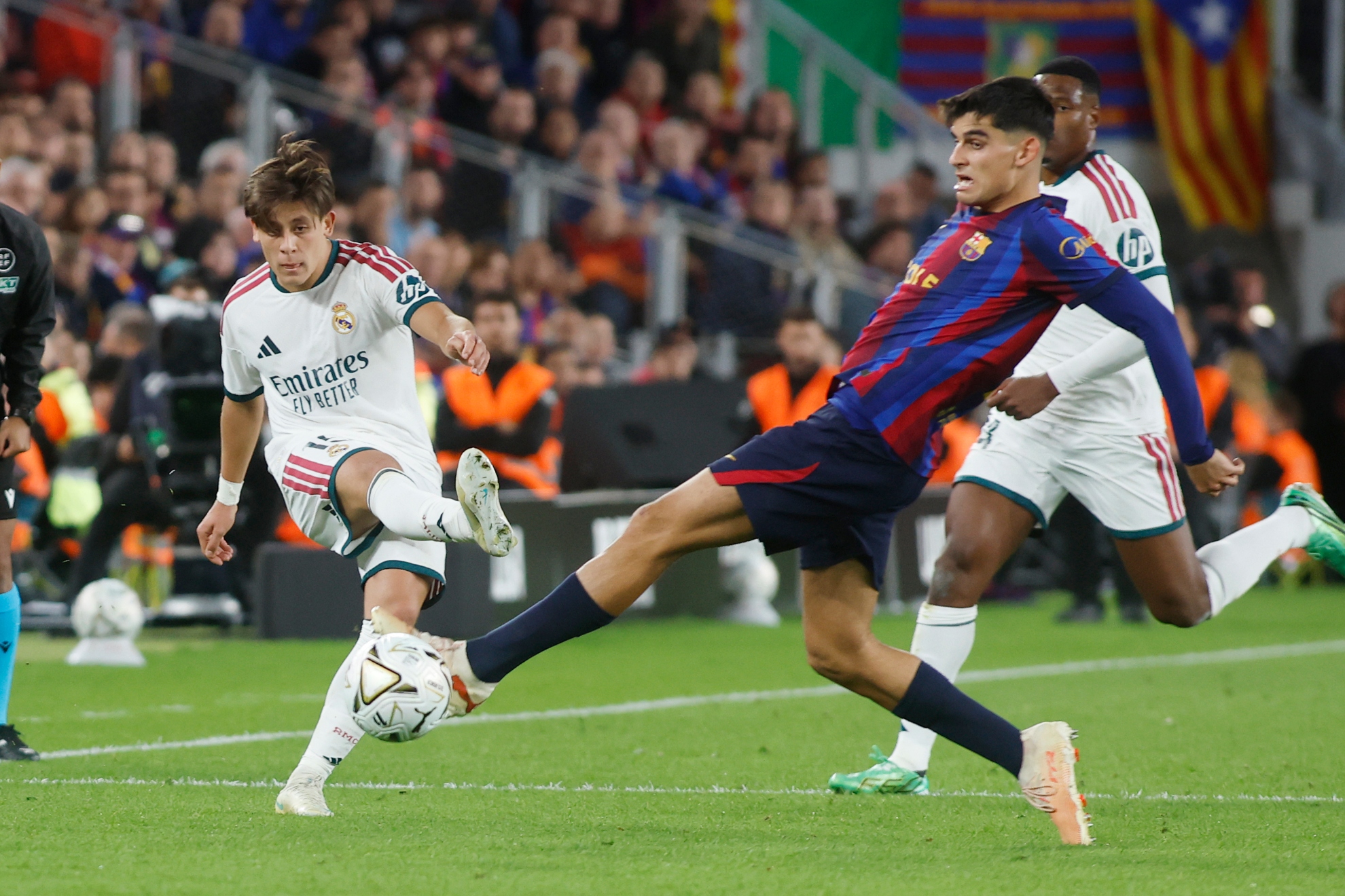 Güler, dando el pase a Camavinga que acabaría en el gol del triunfo del Madrid en el Clásico. FRANCESC ADELANTADO