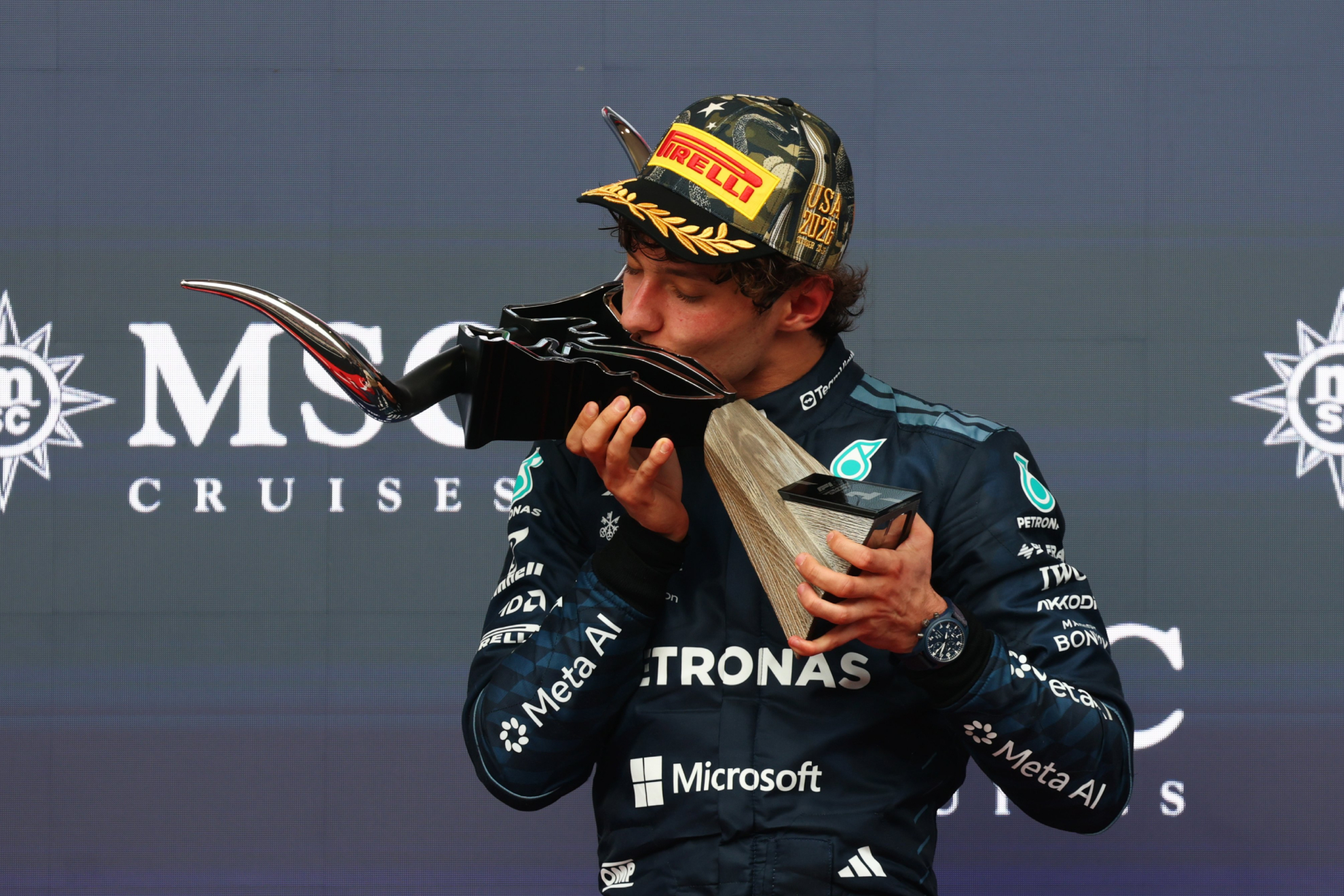 Kimi Antonelli besa, en el podio, el trofeo de ganador del GP de EE.UU. F1