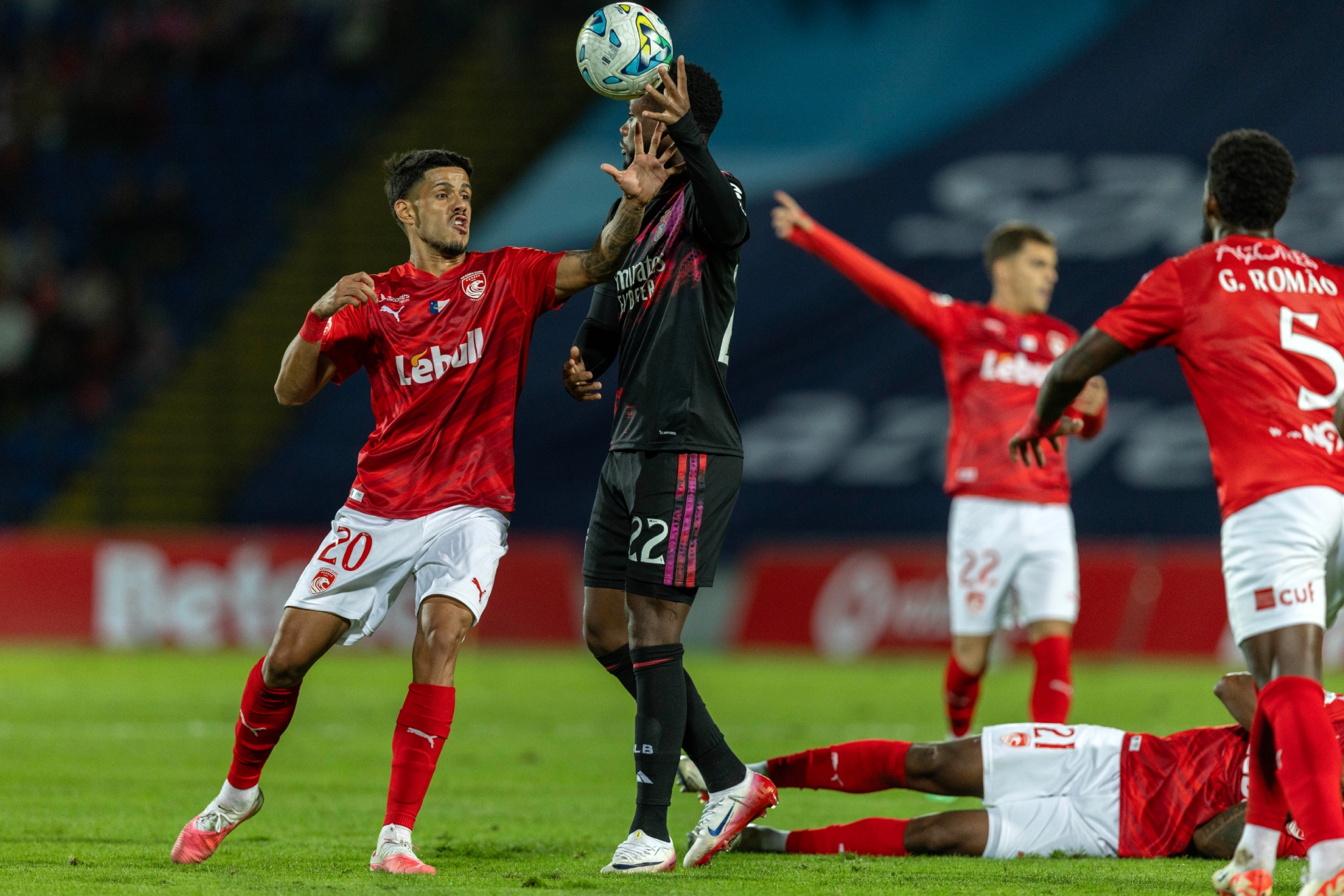Jhon Durán, expulsado con polémica en el Benfica.