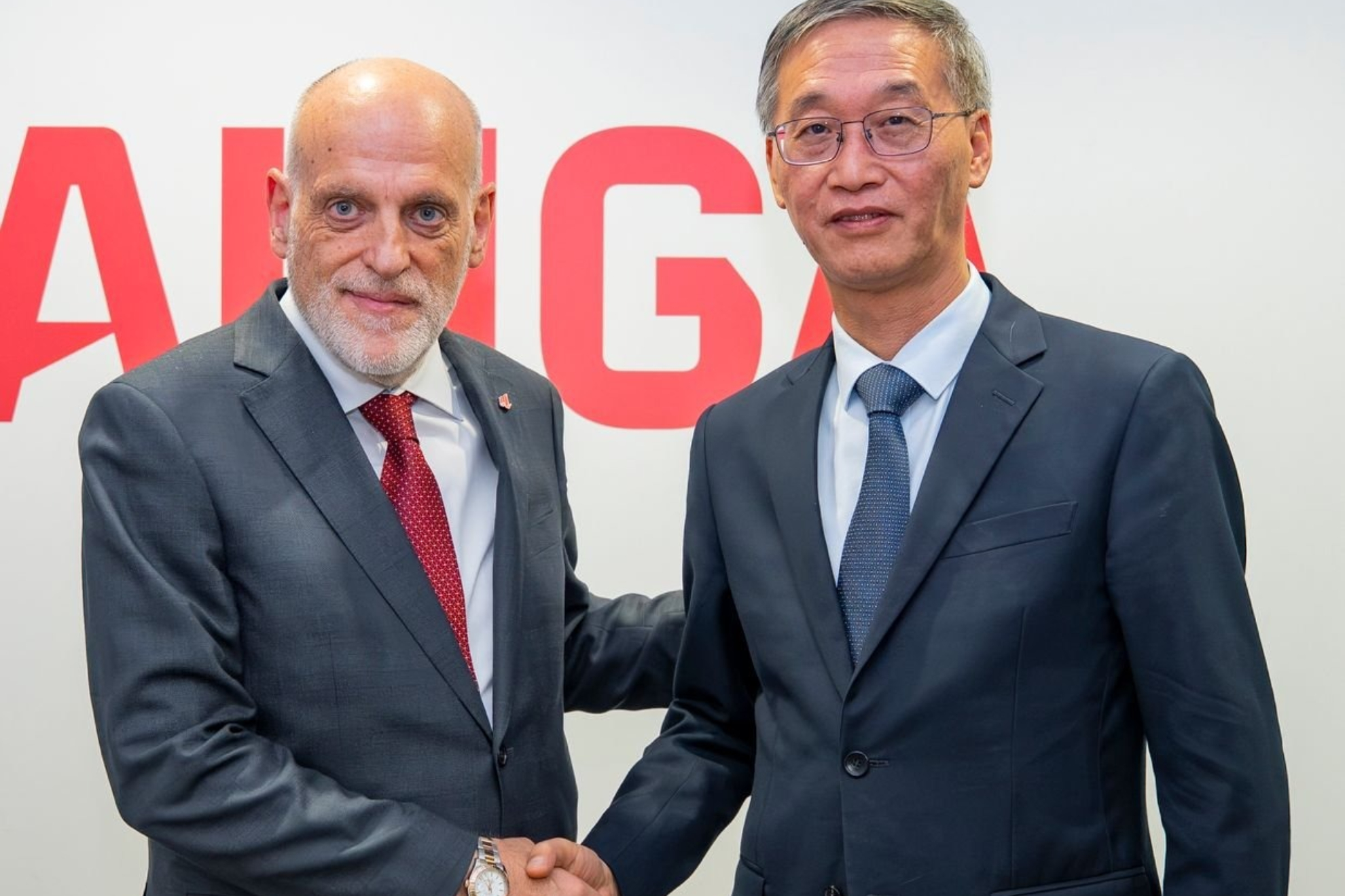 Javier Tebas, junto a Yao Jing, embajador de China en España.