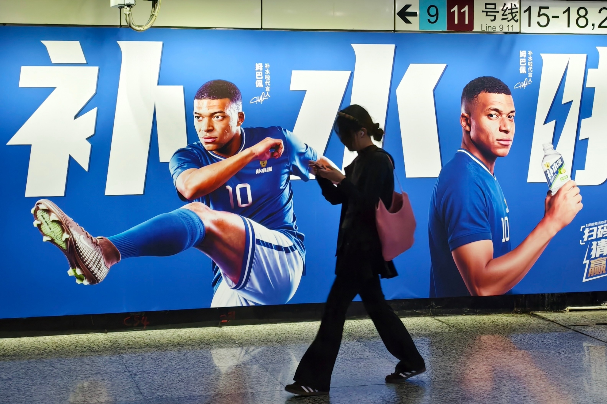 Mbappé anuncia una marca china en el metro de Shanghai. LAPRESSE