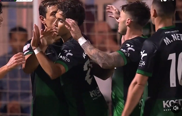 Los jugadores del Elche celebrando el 1-3.