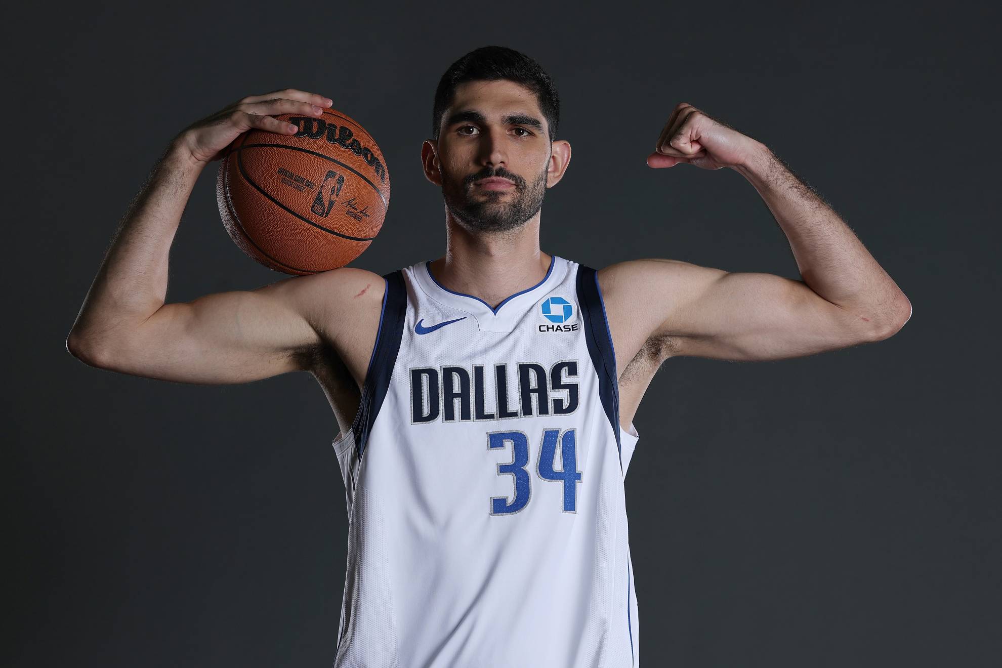 Santi Aldama posa durante la sesión oficial de fotos de los Mavericks. GETTY IMAGES