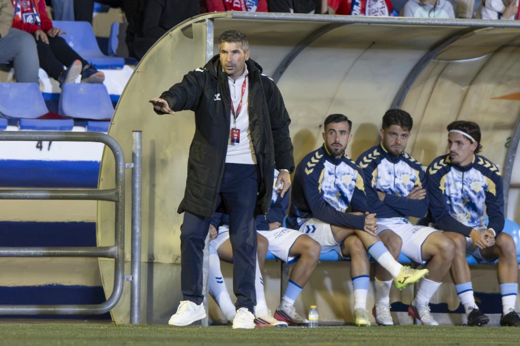 Juan Francisco Funes da instrucciones a sus jugadores.