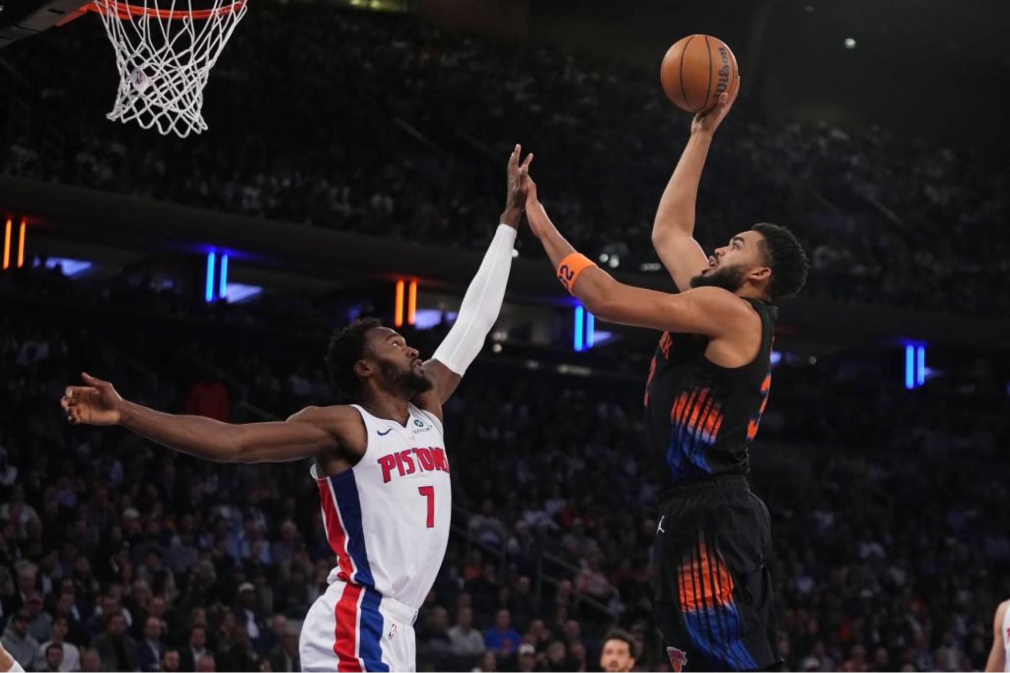 Karl-Anthony Towns lanza sobre la defensa de Paul Reed. LAPRESSE