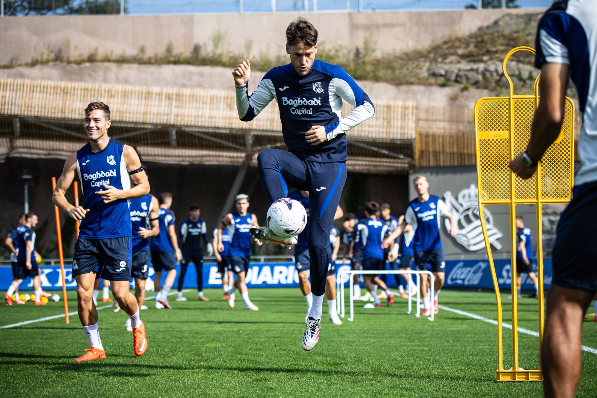 Álex Remiro realiza un control de balón en un entrenamiento de la Real. REAL SOCIEDAD