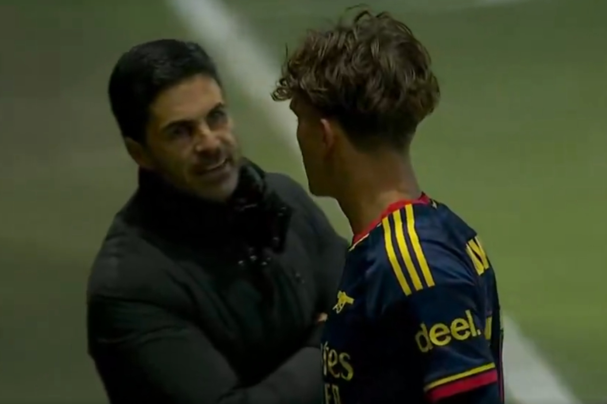 Mikel Arteta habla con Dowman tras su roja.