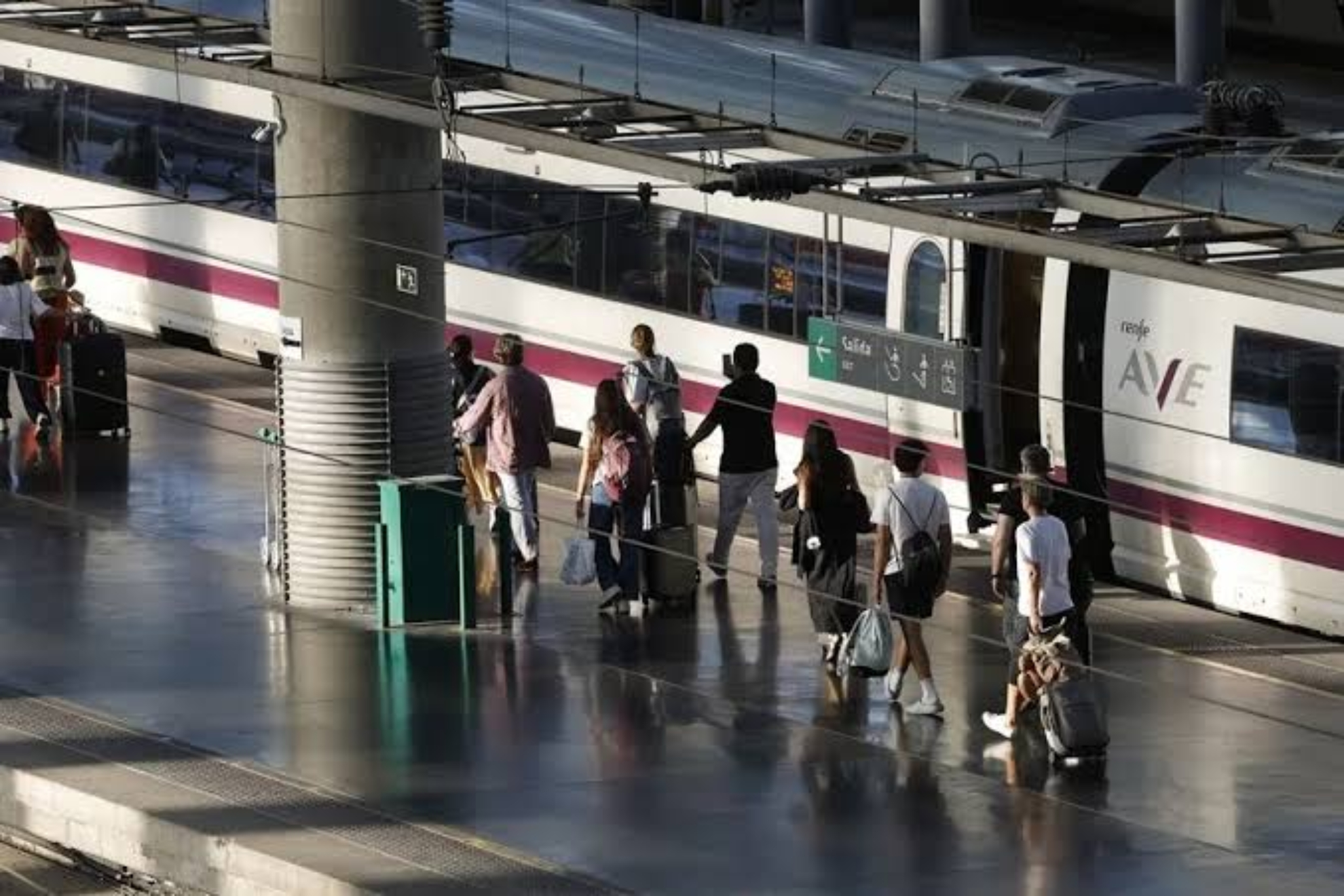 Trenes Ave en una estacion EFE