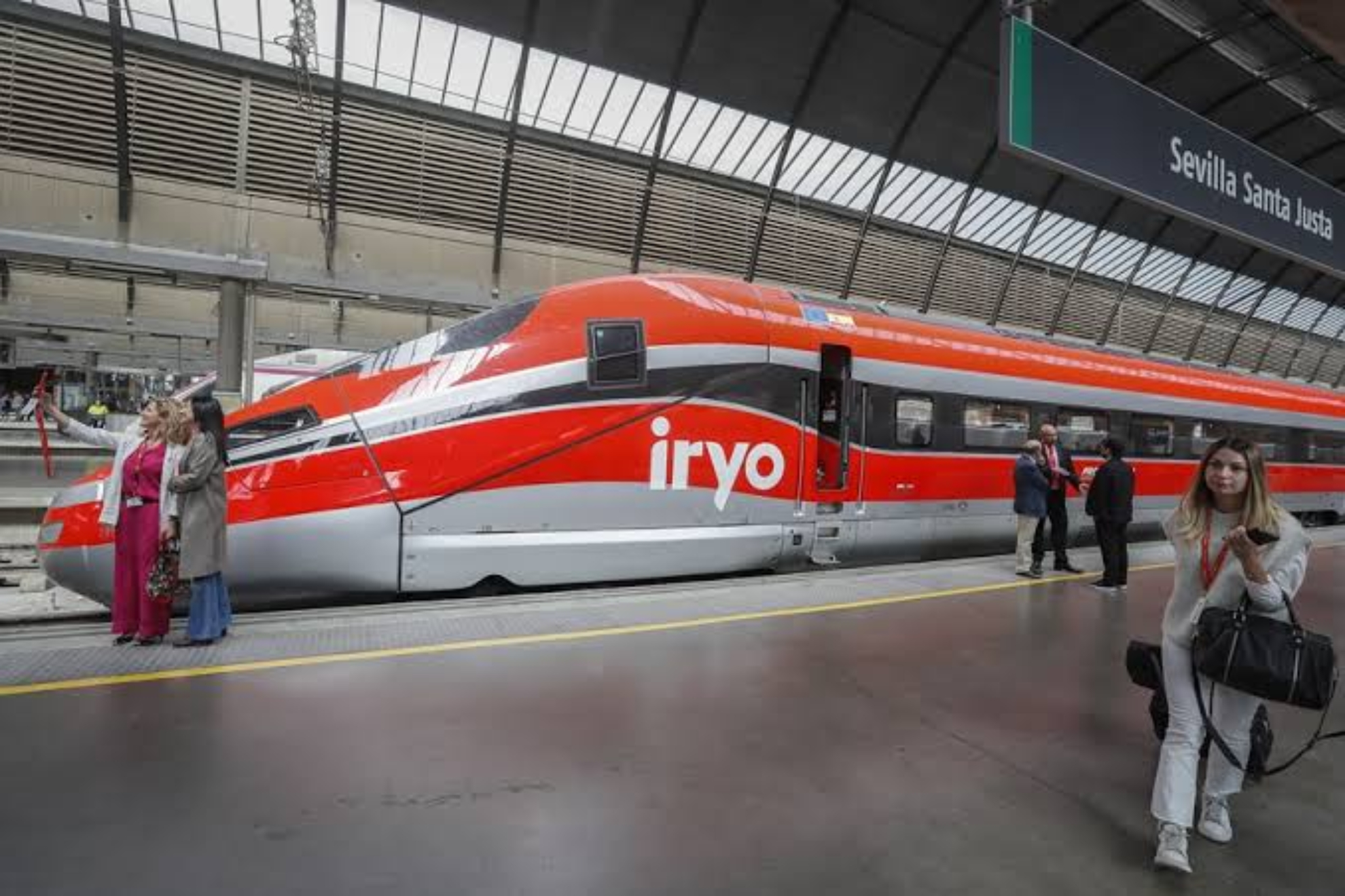 Tren iryo en una estacion EFE