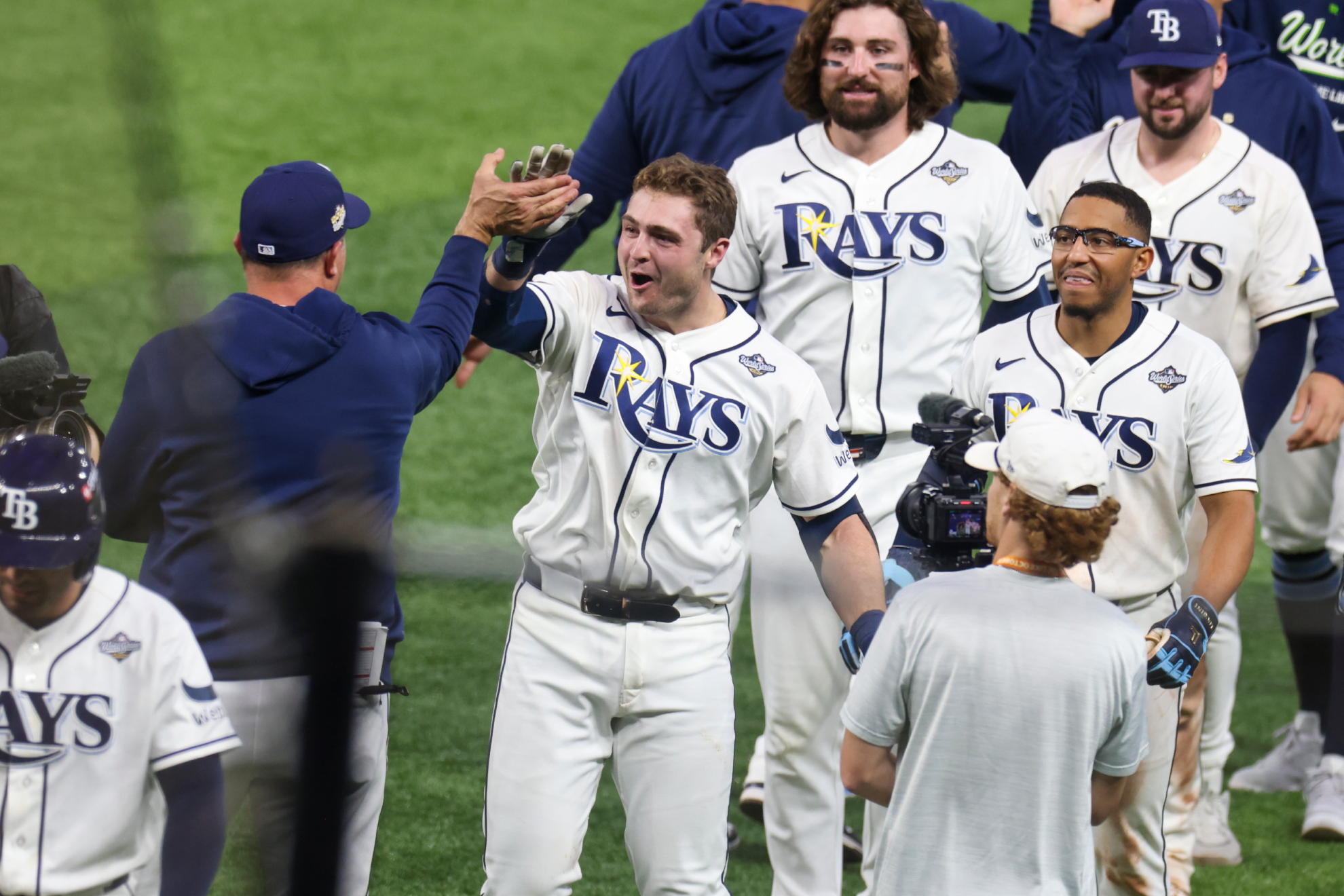 Los jugadores de los Rays celebran el triunfo ante los Brewers. EFE