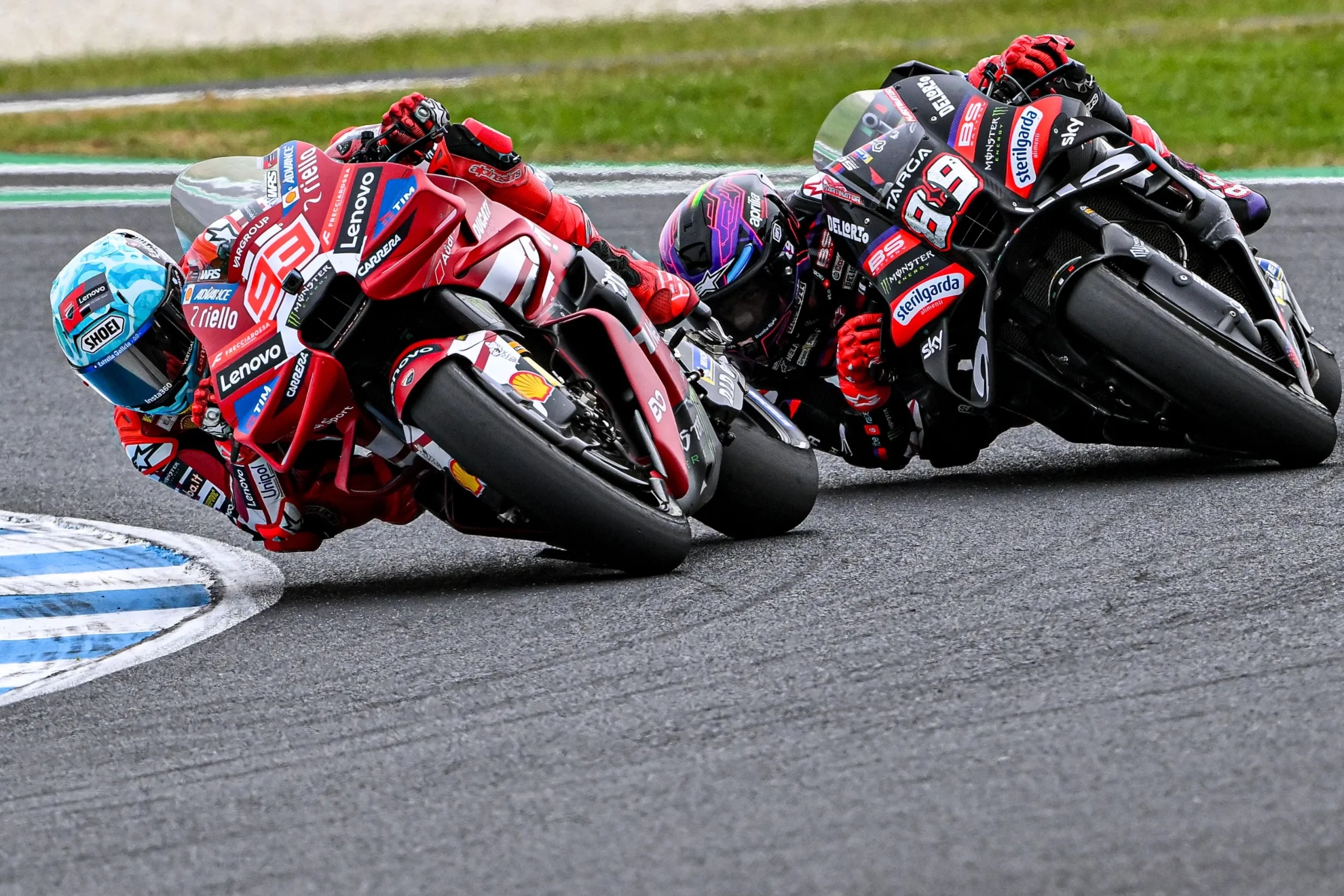 Márquez y Martín en una de las curvas de Phillip Island. MOTOGP.COM