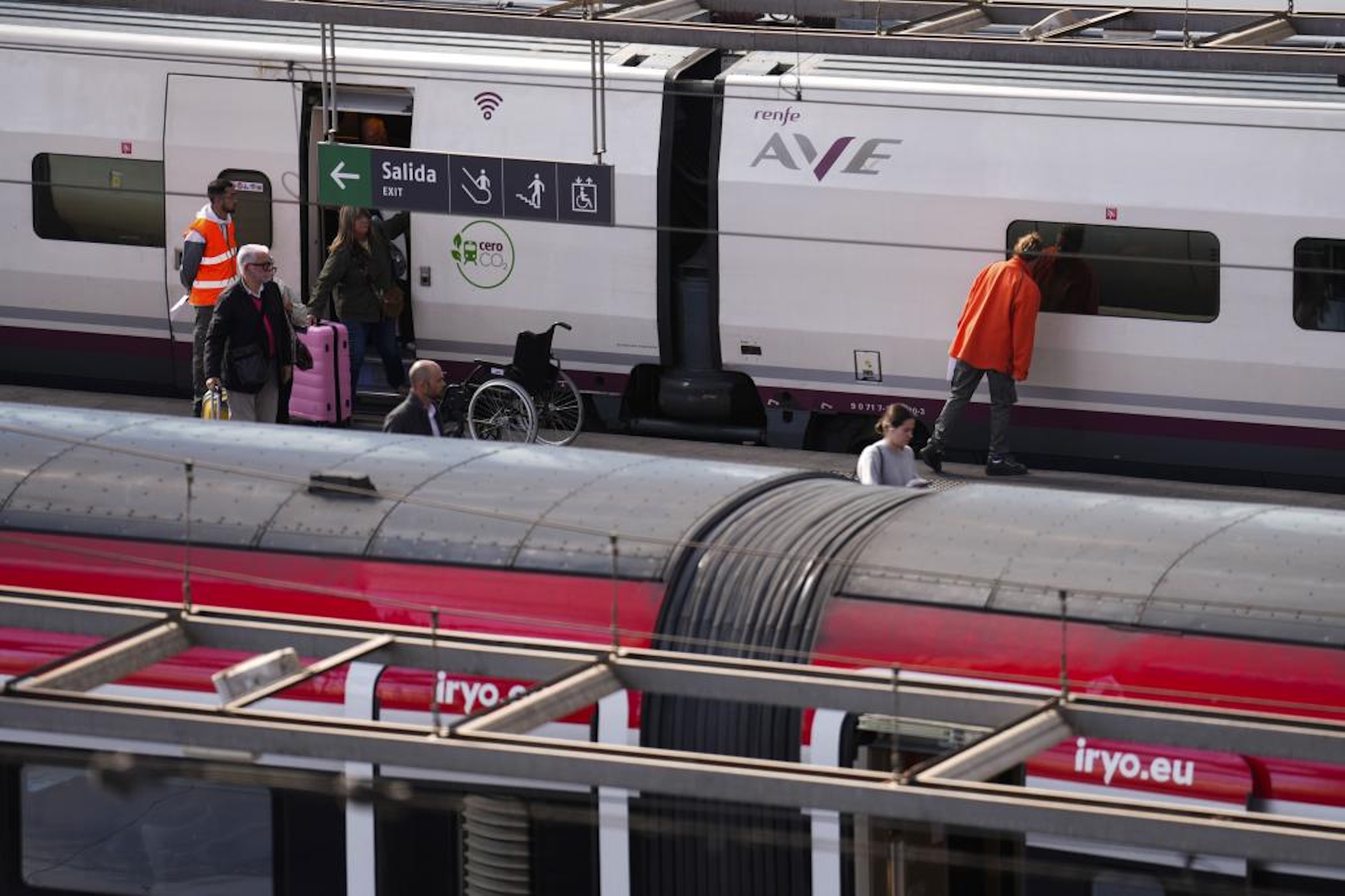 Varias personas se suben a su tren en la estación de Atocha (Madrid) este miércoles. EFE