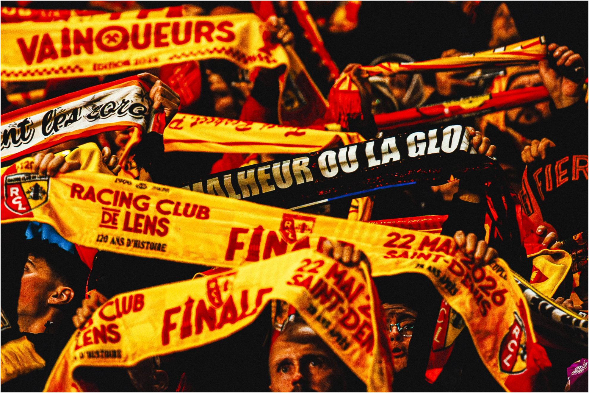 La afición del Lens, mostrando sus bufandas LENS