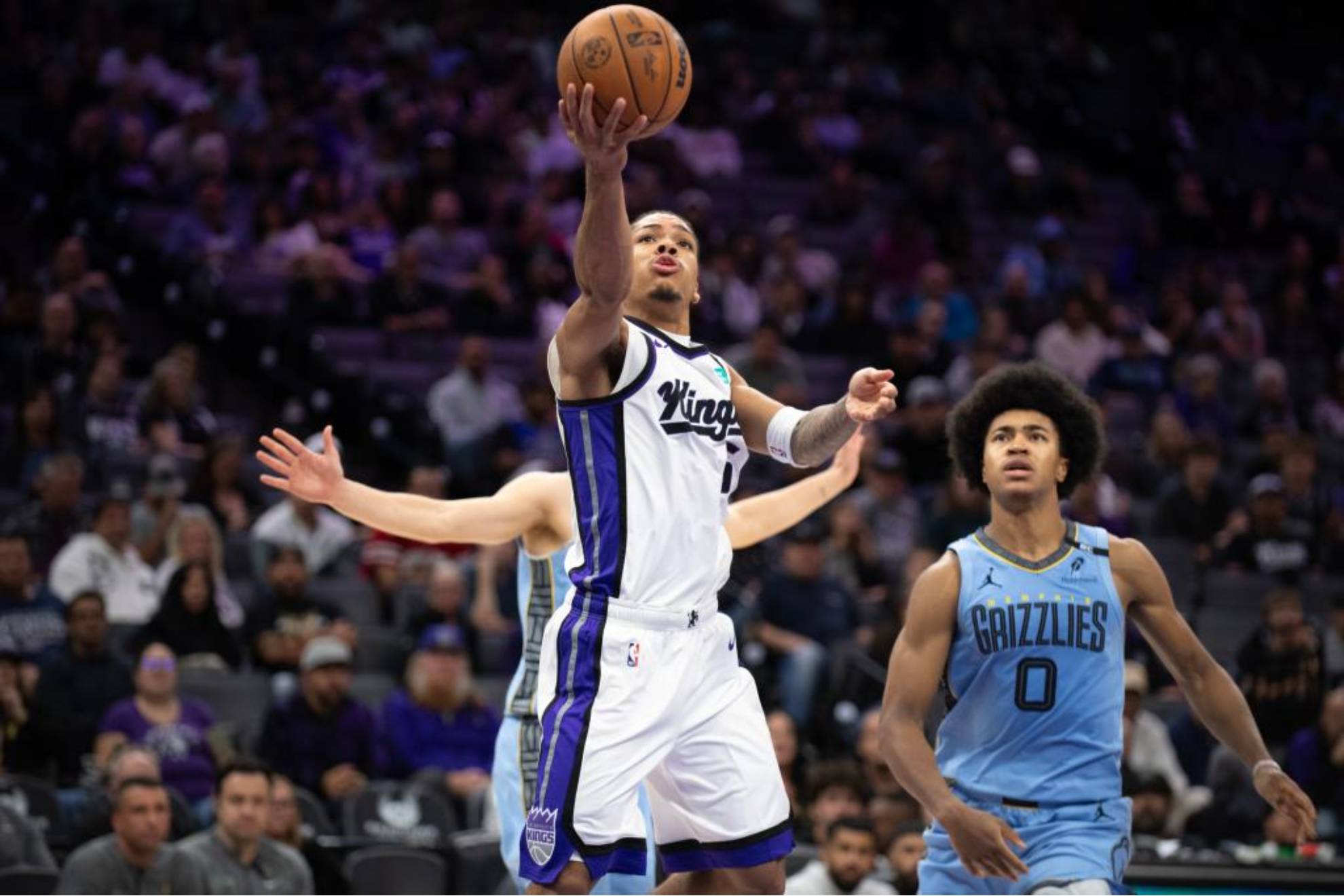 Darius Acuff Jr. hace una entrada a canasta en un partido ante los Grizzlies. LAPRESSE