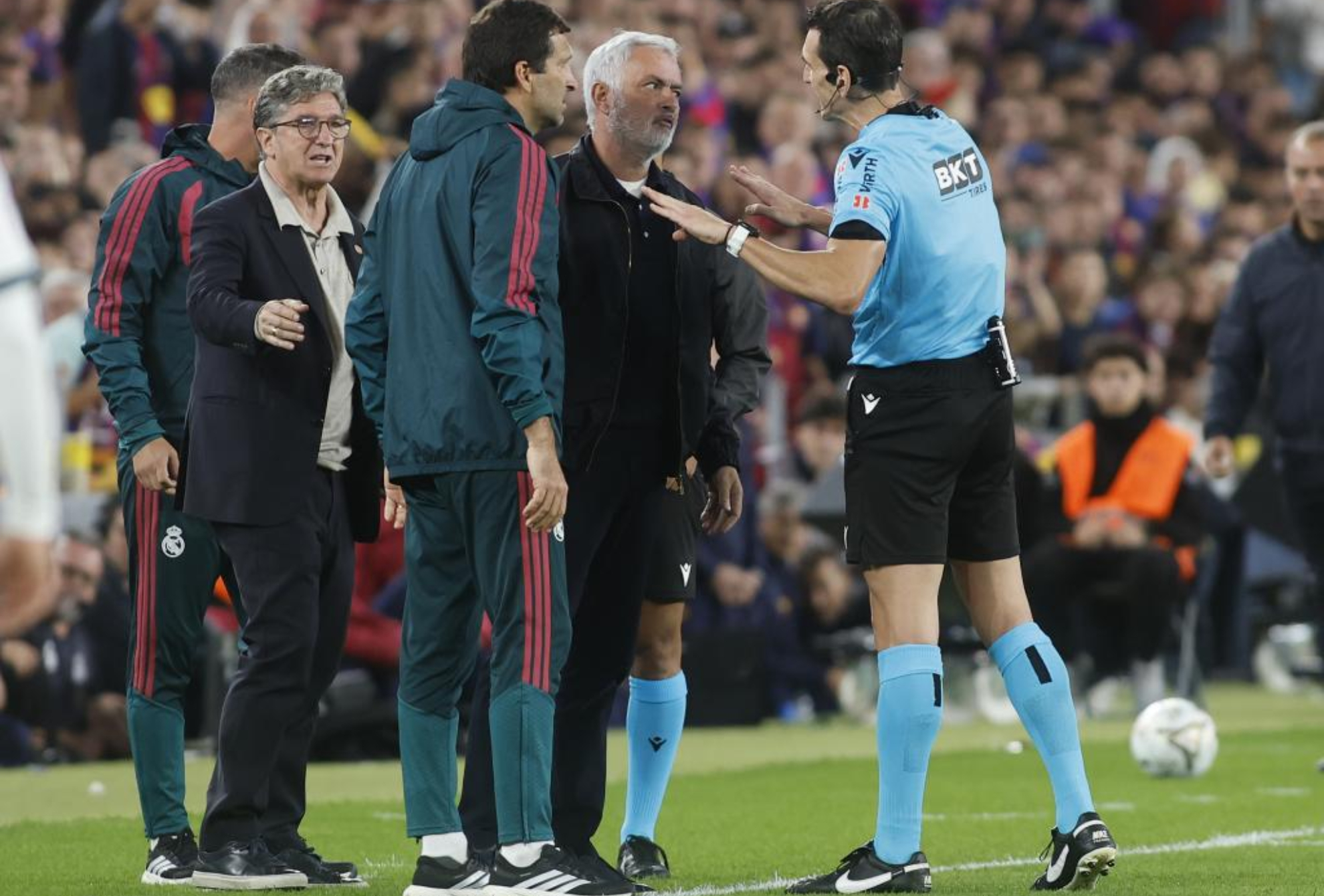 El colegiado habla con Mourinho. FRANCESC ADELANTADO