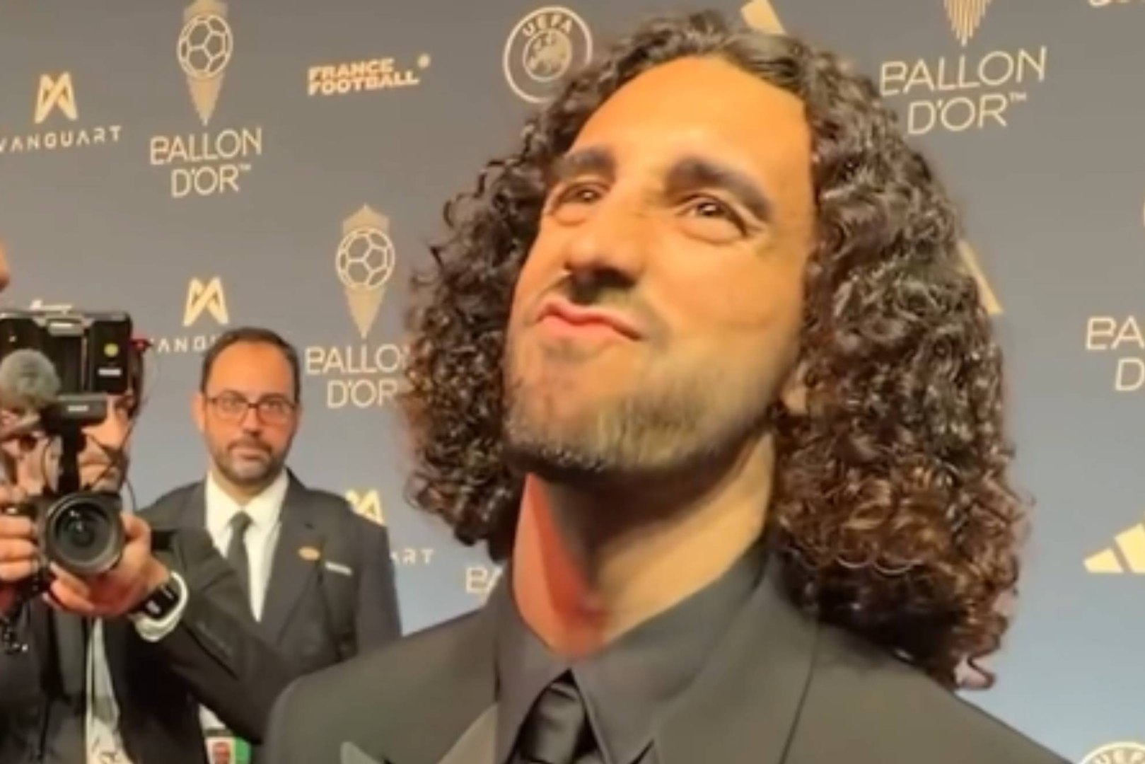 Marc Cucurella, lateral del Real Madrid, le confesó a Ibai Llanos con quién se pegaría en la famosa 'La Velada' que organiza el popular 'streamer'. "¿Si te tuvieras que pegar en una velada de boxeo, contra quién te pegarías?", le preguntó el famoso 'streamer' a Kylian Mbappé, Ibai Llanos, Ronaldo Nazario, David Raya, Luis Díaz, Luis Figo, Unai Simón y Marc Cucurella la alfombra roja de la Gala del Balón de Oro.